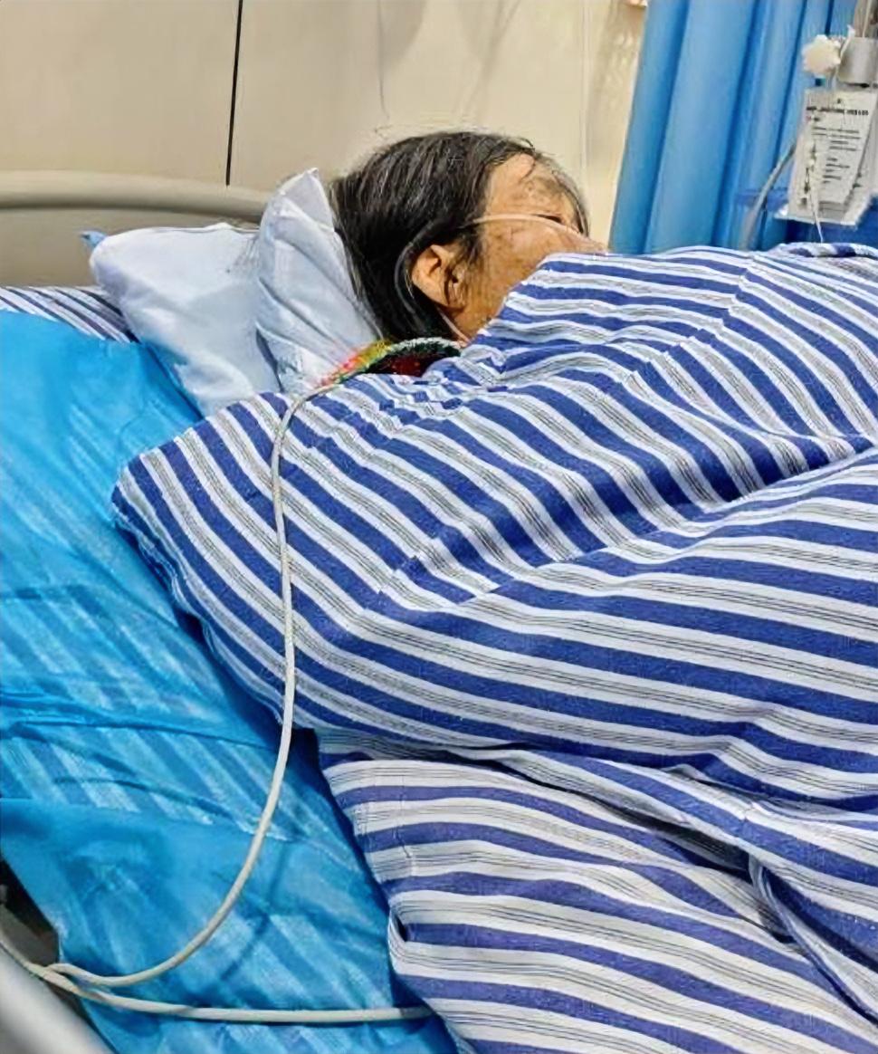今天去医院照看婆婆，隔壁床阿姨说的一番话，让我心里有些堵。她叹着气跟我说：“