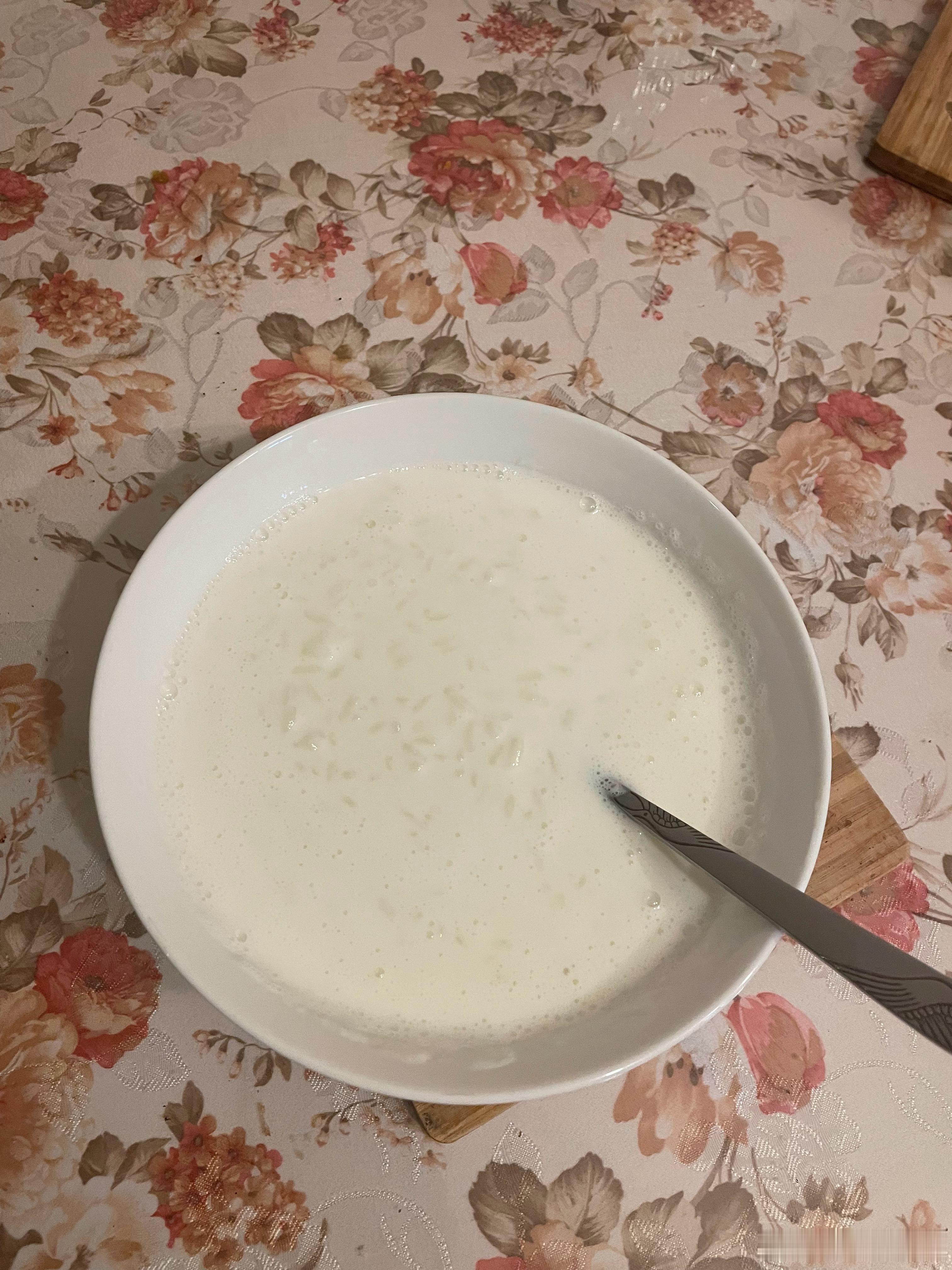 营养早餐：美国大米粥大米粥有毒，但美式大米粥保健60克大米熟成米饭。放几匙酸奶。