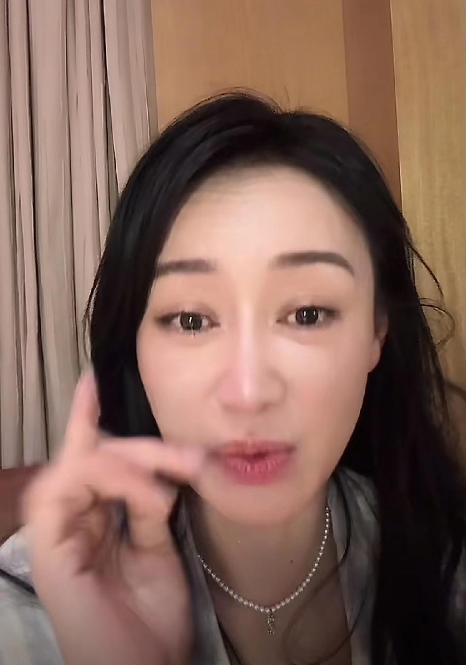 赵子琪直播说：“被淘汰后，感觉自己就是被扫地出门，感受到了被侮辱。”事情