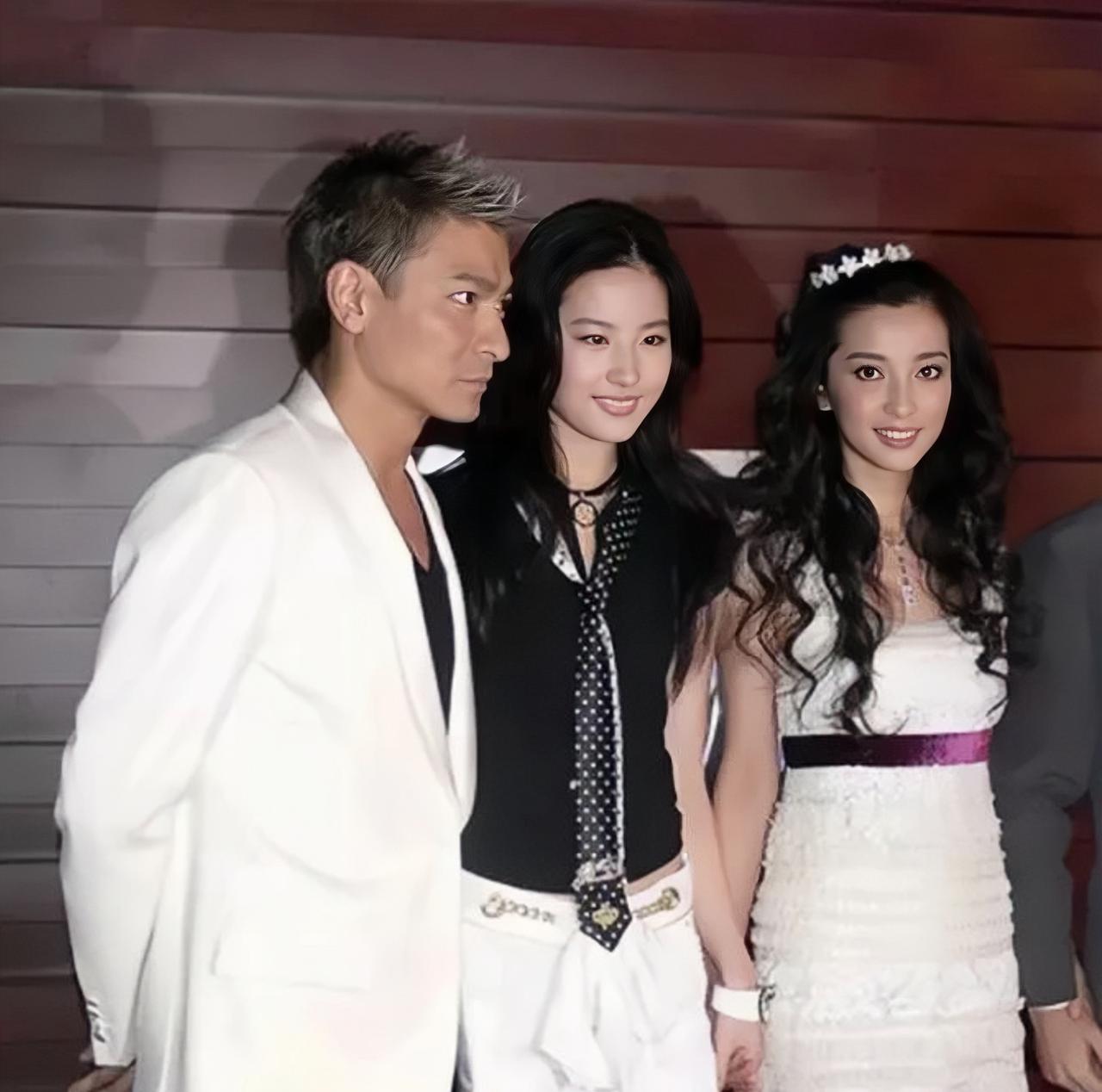 刘德华与李冰冰、刘亦菲的同框旧照，那时的刘亦菲19岁，如今刚好过去19年了。