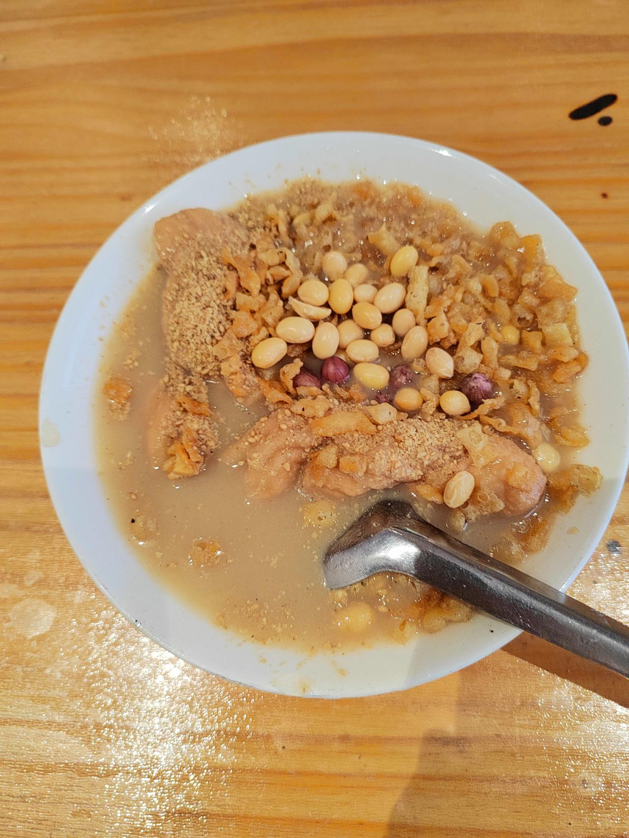 一个人的一日三餐早餐一碗油茶一根麻花4元。午餐一份烩面片12元，或者一个肉夹馍