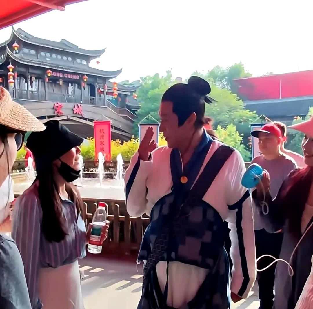 我朋友在宋城亲眼见过马景涛她说，有句话一直不敢说马景涛和大家印象