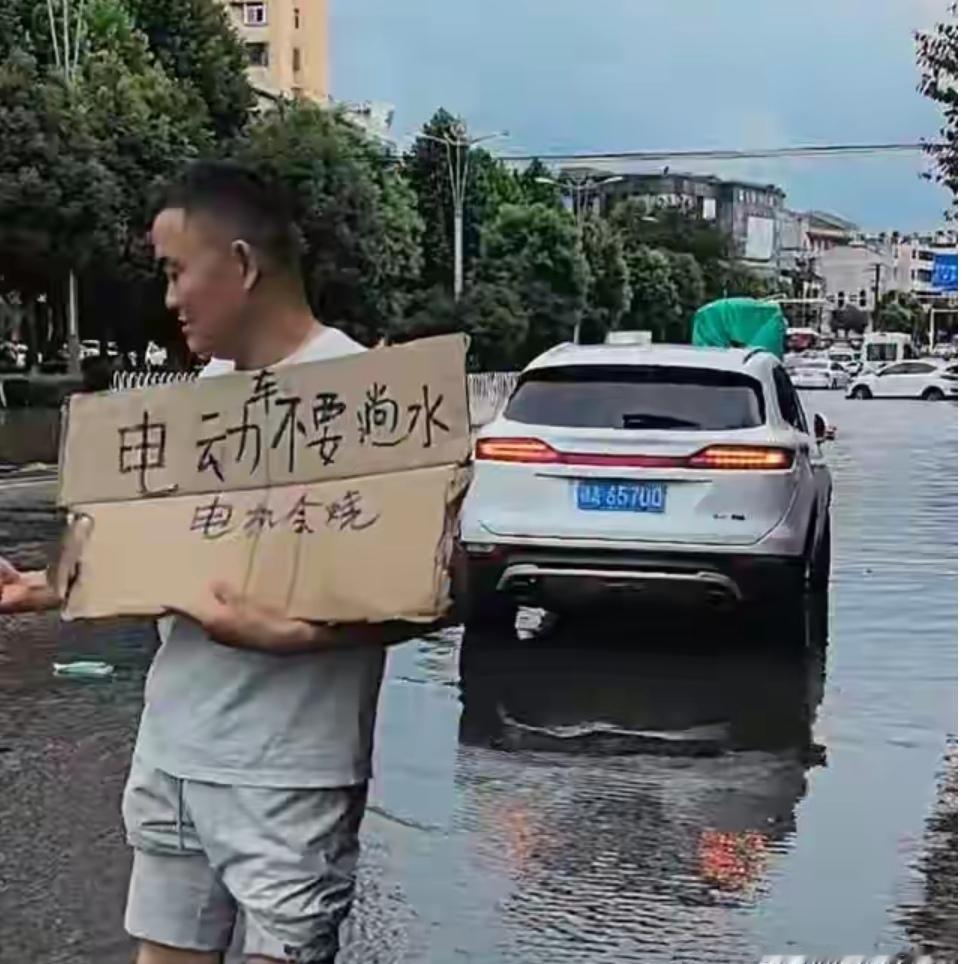 武汉这场暴雨，把多少人困在了路上，却把一个44岁男人的格局，彻底浇亮了。他叫