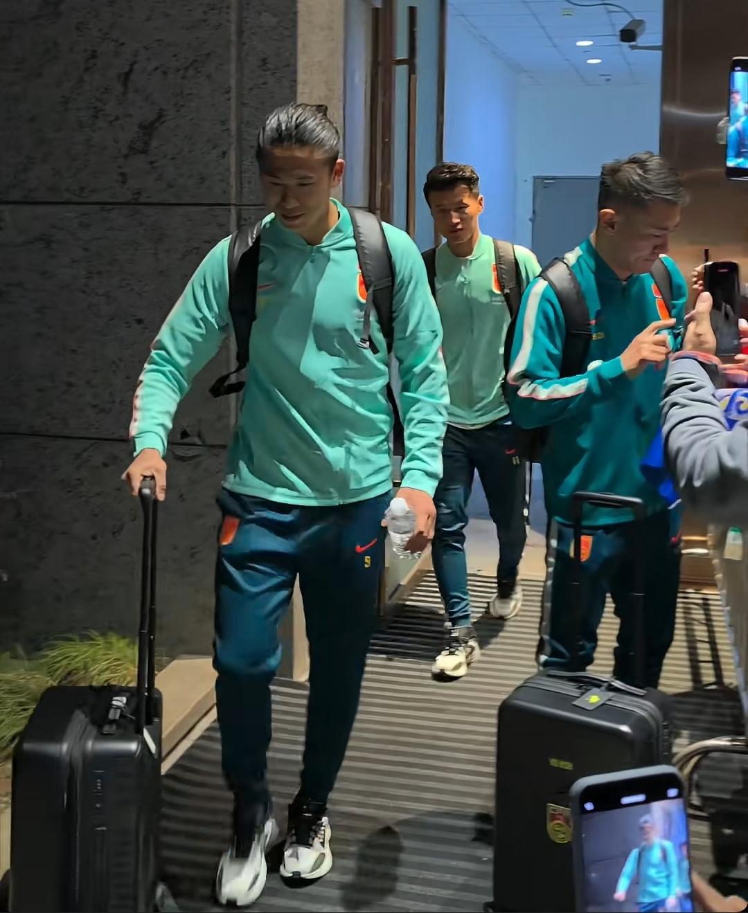 邵佳一率领国足抵达澳大利亚悉尼，邵佳一在3月22日集训前紧急补招了2名新人，一位