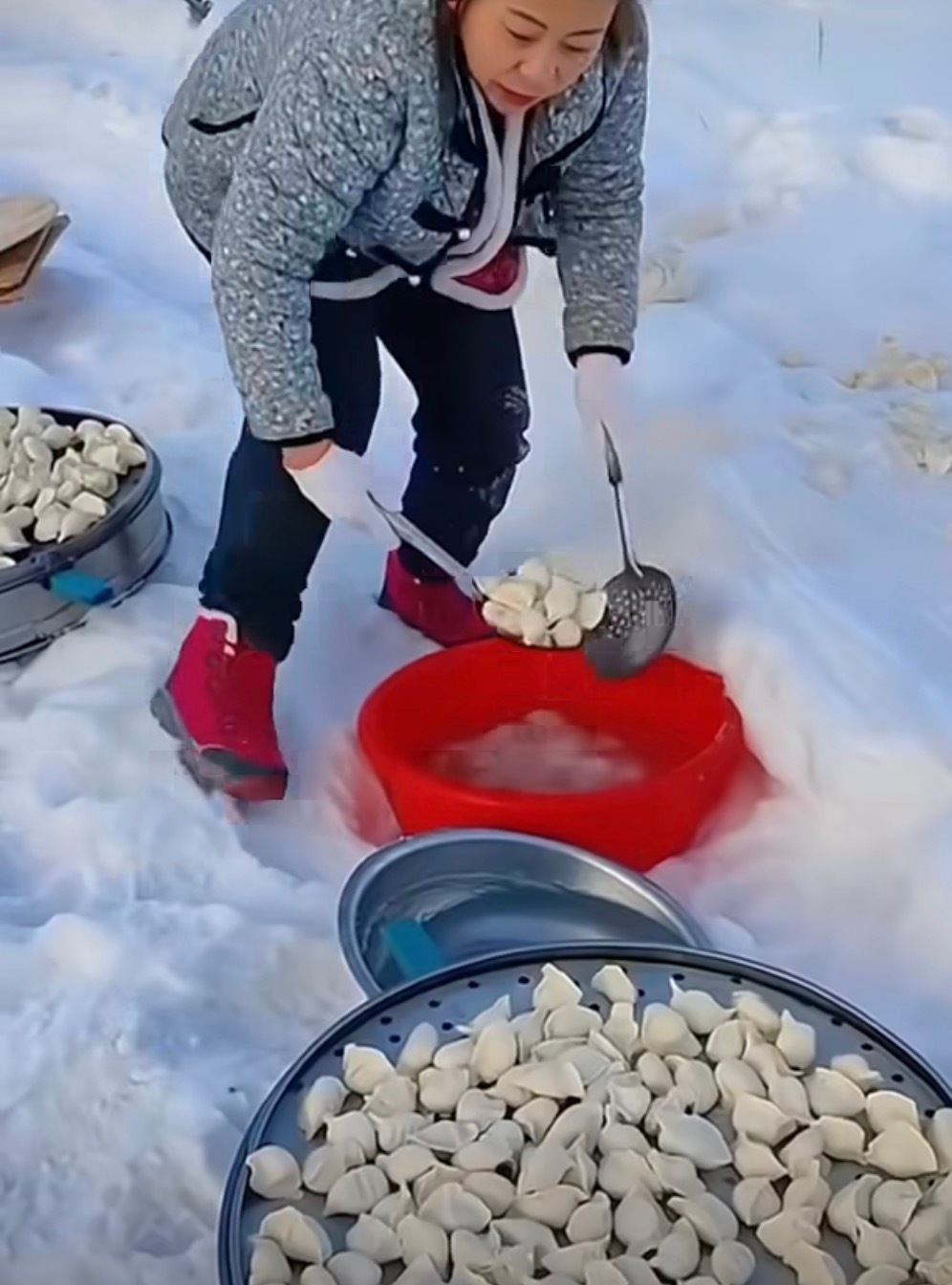 东北大冰箱营业了当时在东北旅游的时候见过最多的就是很多特色冻货在街上售卖，比如自