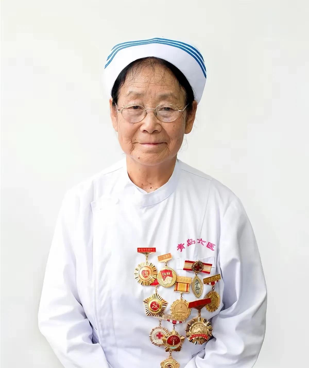 86岁的护士奶奶被反聘，其实并不值得提倡，老人家老了就应该老有所养，在家安享晚年