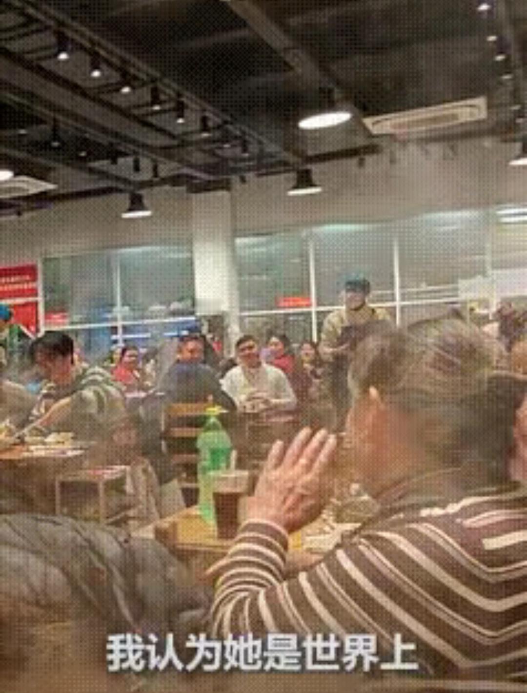 泪奔了，破防了！原来生活需要仪式感!近日，江苏一男子带妈妈到饭店里用餐!突