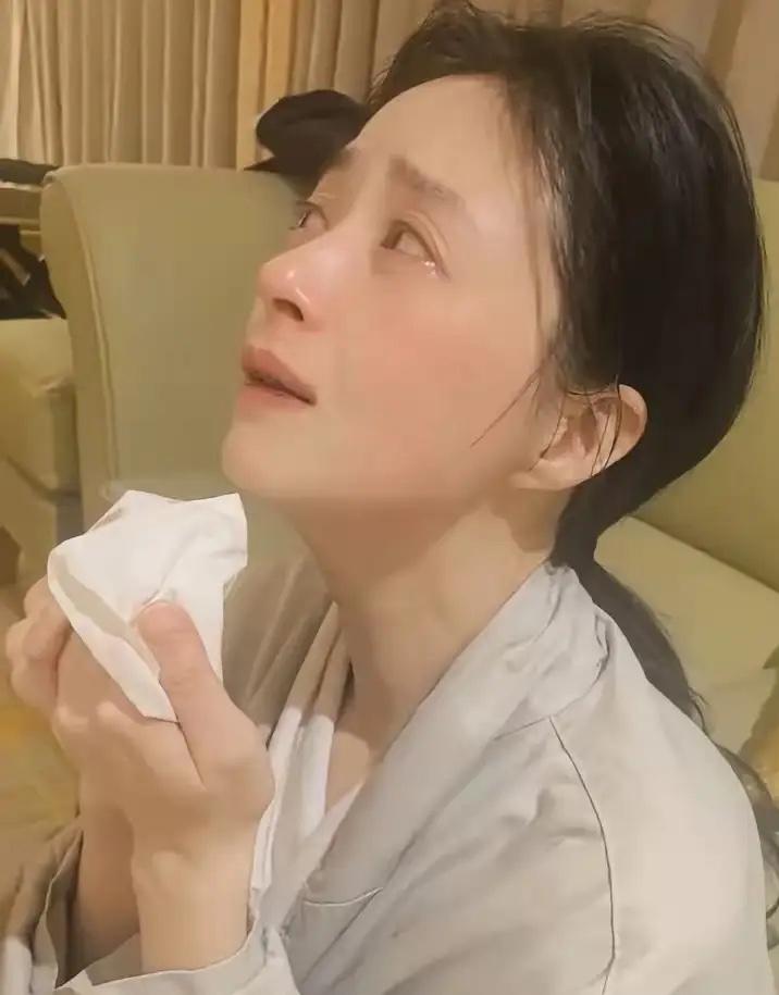 蒋欣上热搜喊“吃不饱”？减肥减到不快乐真的值得吗？42岁蒋欣凭“哭诉没吃饱”