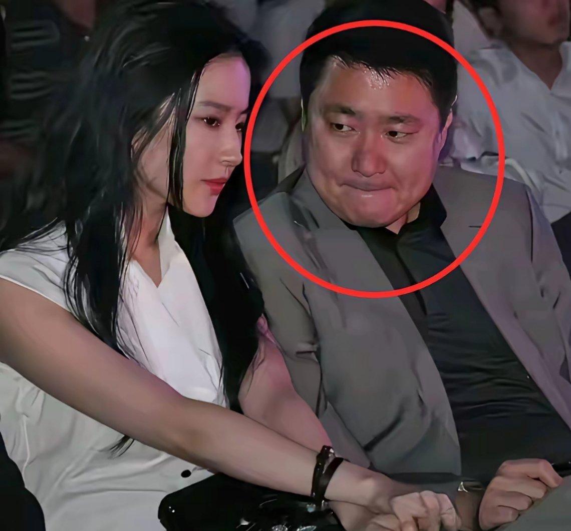 于东看刘亦菲时目不转睛、难掩欣赏，刘亦菲则低头紧张、不敢对视。能让见惯大场面的名