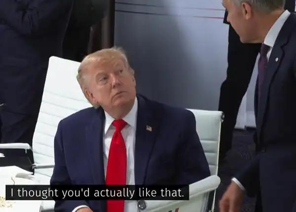 又出大丑了！G7峰会现场麦克风忘关，加拿大总理卡尼对着美国总统特朗普点头哈腰汇