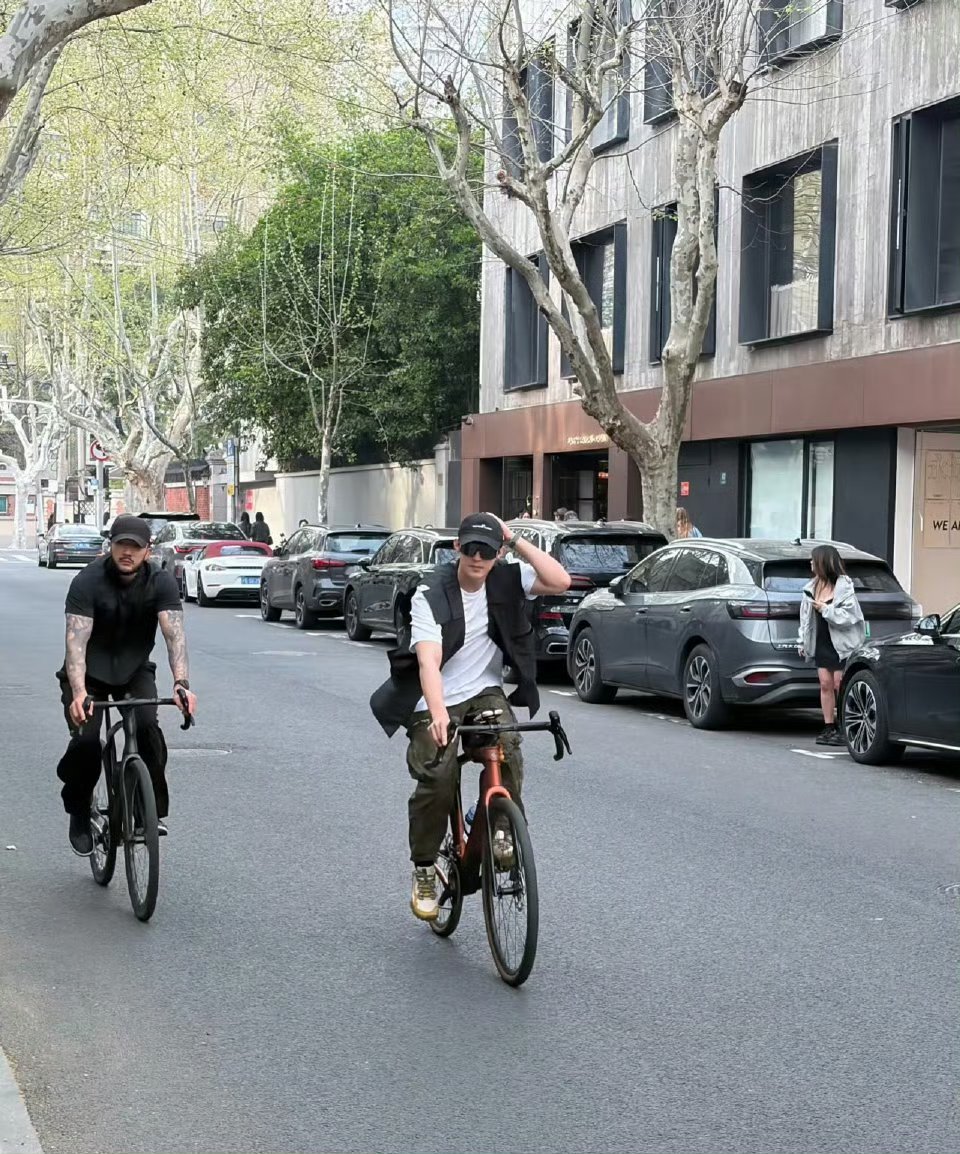 网友上海偶遇黄景瑜骑车素颜出镜依旧颜值能打，黄景瑜骑行逛上海街巷，身姿利落自带少