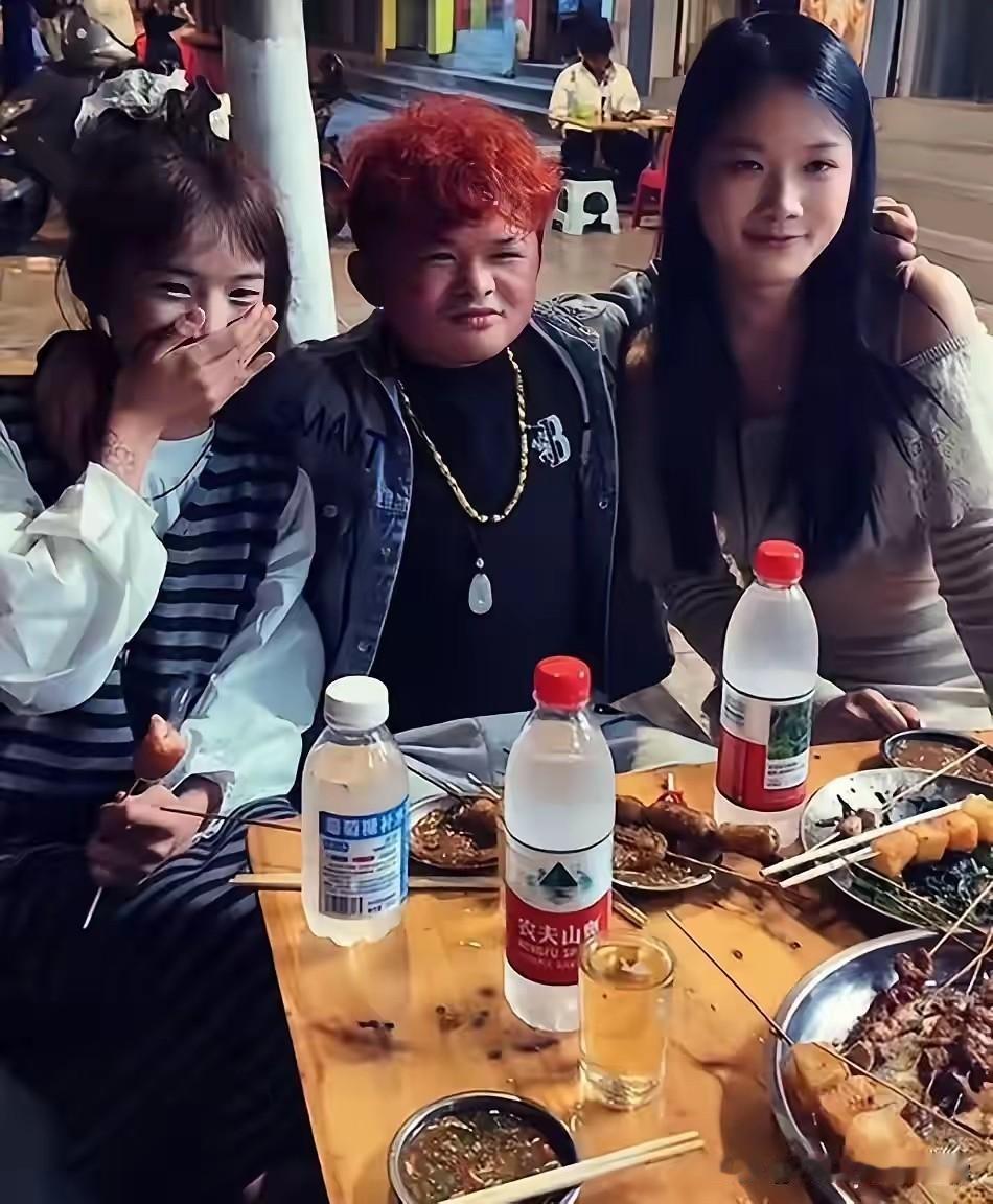 曾经被马爸爸捧红的小马云，如今是吃喝玩乐找女人，样样没有落下呀，马爸爸抛弃他看来