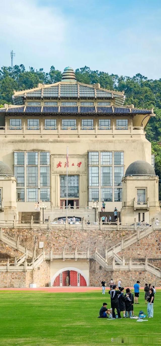 这辈子，最遗憾也最执念的大学：武汉大学。每个普通人的青春里，大概都藏着一所