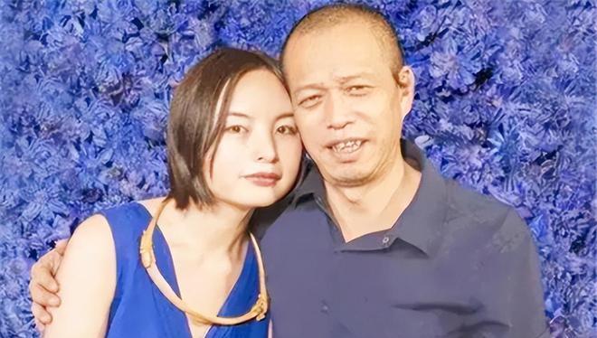 2003年，一名男子出现在云南丽江，不顾别人的眼光，用水泥将自己的左手浇筑到水泥