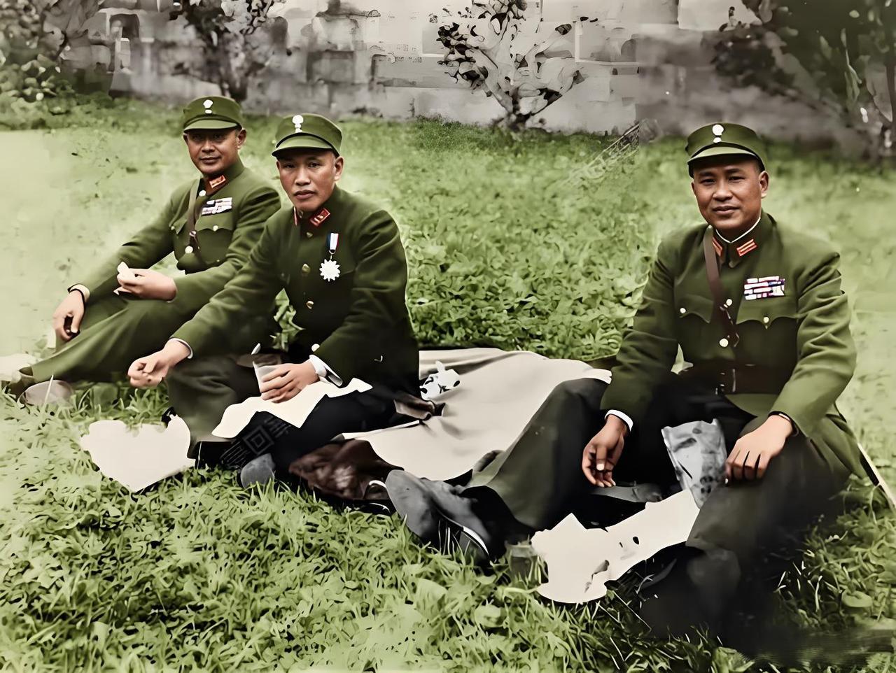 这张照片拍摄于1946年抗战胜利后，蒋介石（中）、何应钦（左）、白崇禧（右）三位