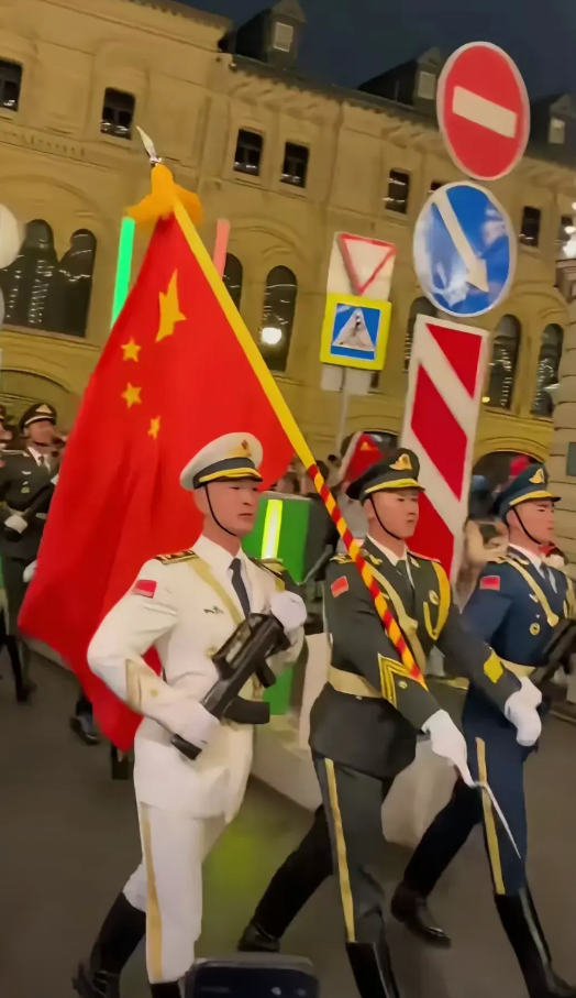有人忧虑，倘若乌克兰借俄罗斯胜利日阅兵之际发动突袭，那局势必将急转直下，俄罗斯势