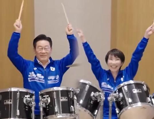 韩国方面表示，日本在没有提前打招呼的情况下，安排李在明和高市穿同款蓝色服装，一起