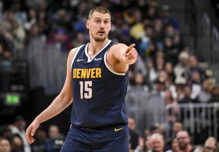 约老师上周拿周最佳，场均数据是31.3分11.3个篮板13.3次助攻，够变态了吧