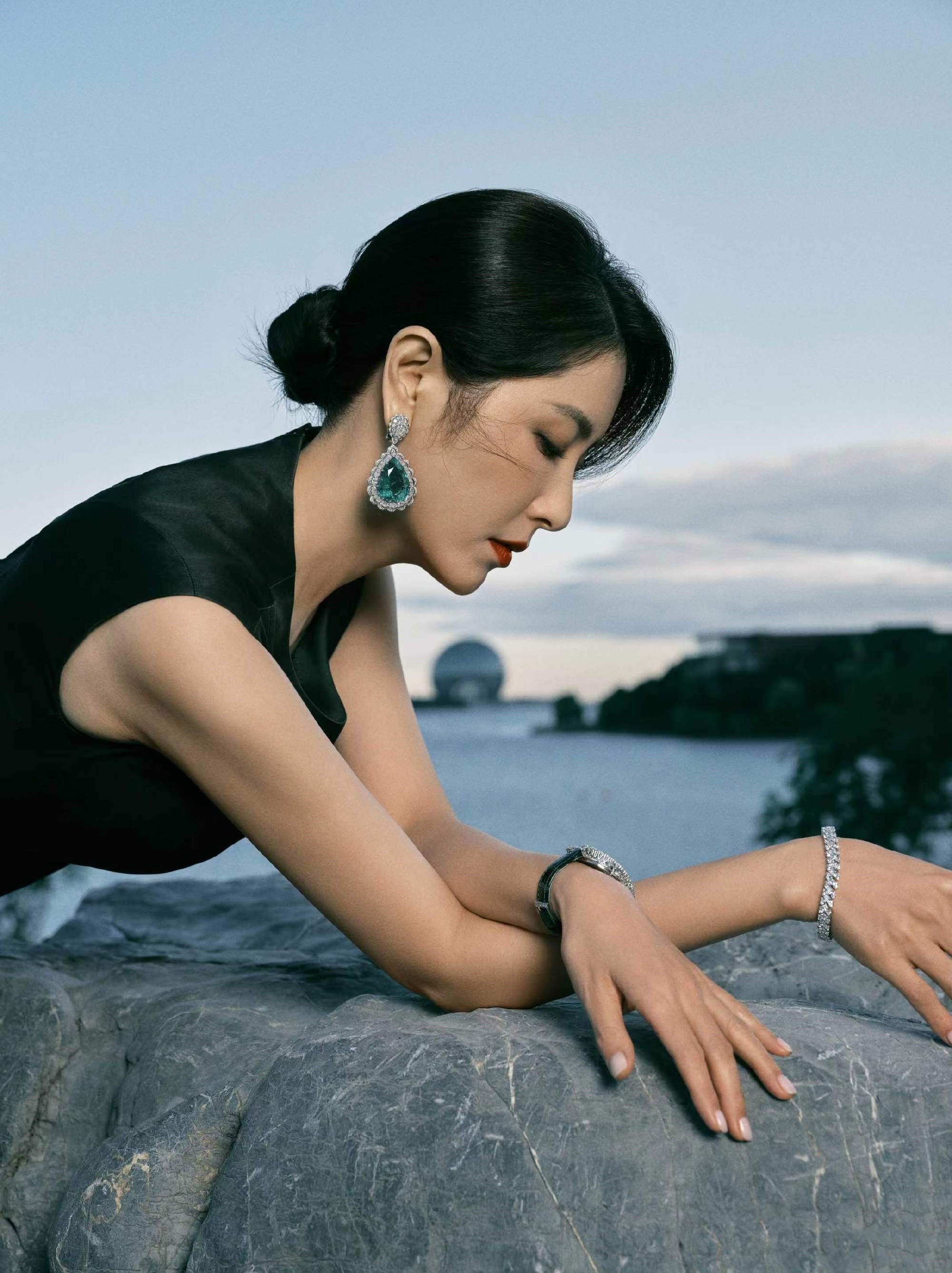 曾黎：红唇黑裙，美人如画，美甲也很好看呀