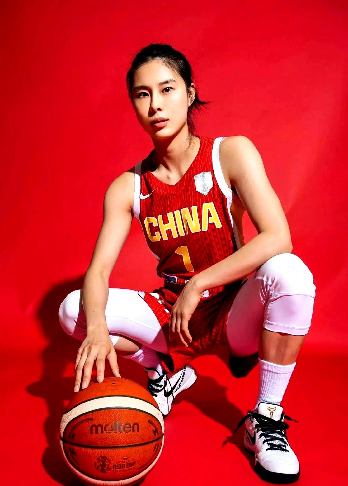 中国女篮王思雨的发球，你仔细品过吗？慢悠悠，不慌不忙，看着不累，但球总能精准到位