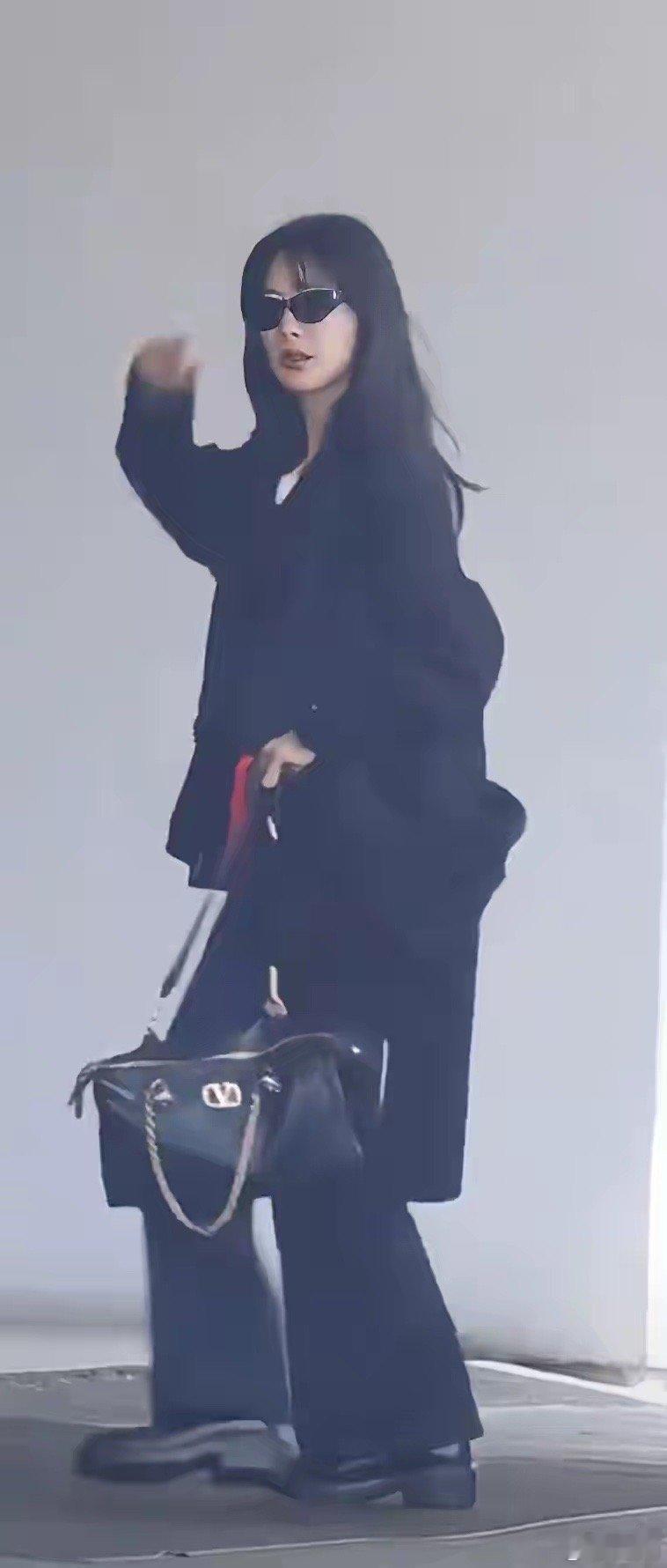 一条杨紫好瘦冲上热搜杨紫终于达到了大众对于一个女演员身材自我管理的要求但我只想说