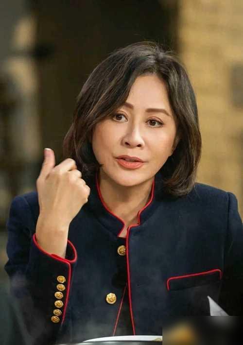 顶级贵妇的访谈翻车现场，暴露了最残酷的阶层真相。刘嘉玲聊起“哥哥”时，空气凝固了