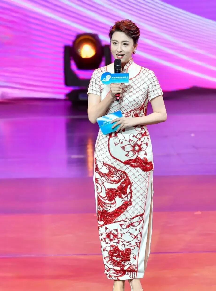 无论是容貌、身材、还是主持功底，她在央视都是顶级的，为什么早早就离开央视平台，这