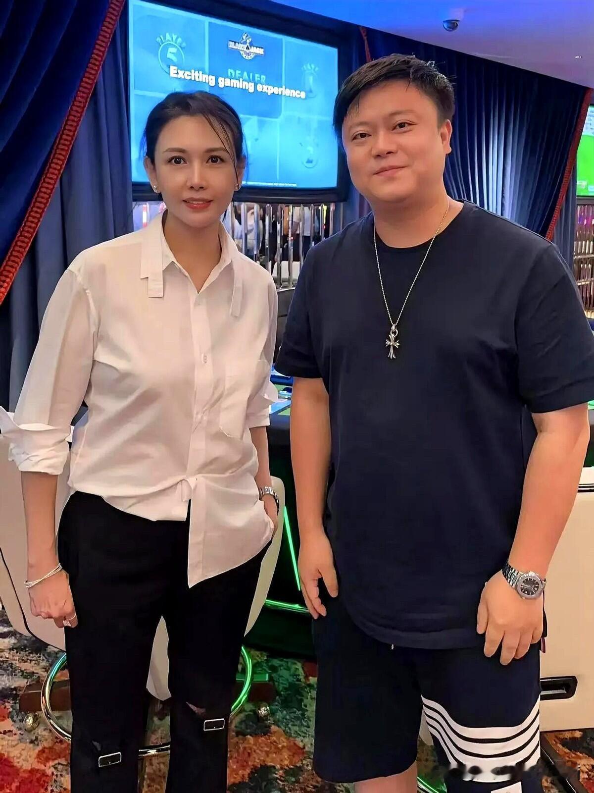 57岁的邱淑贞老了比56岁的陈红有气质多了，这光滑细嫩的脸蛋看起来特别精致，看不