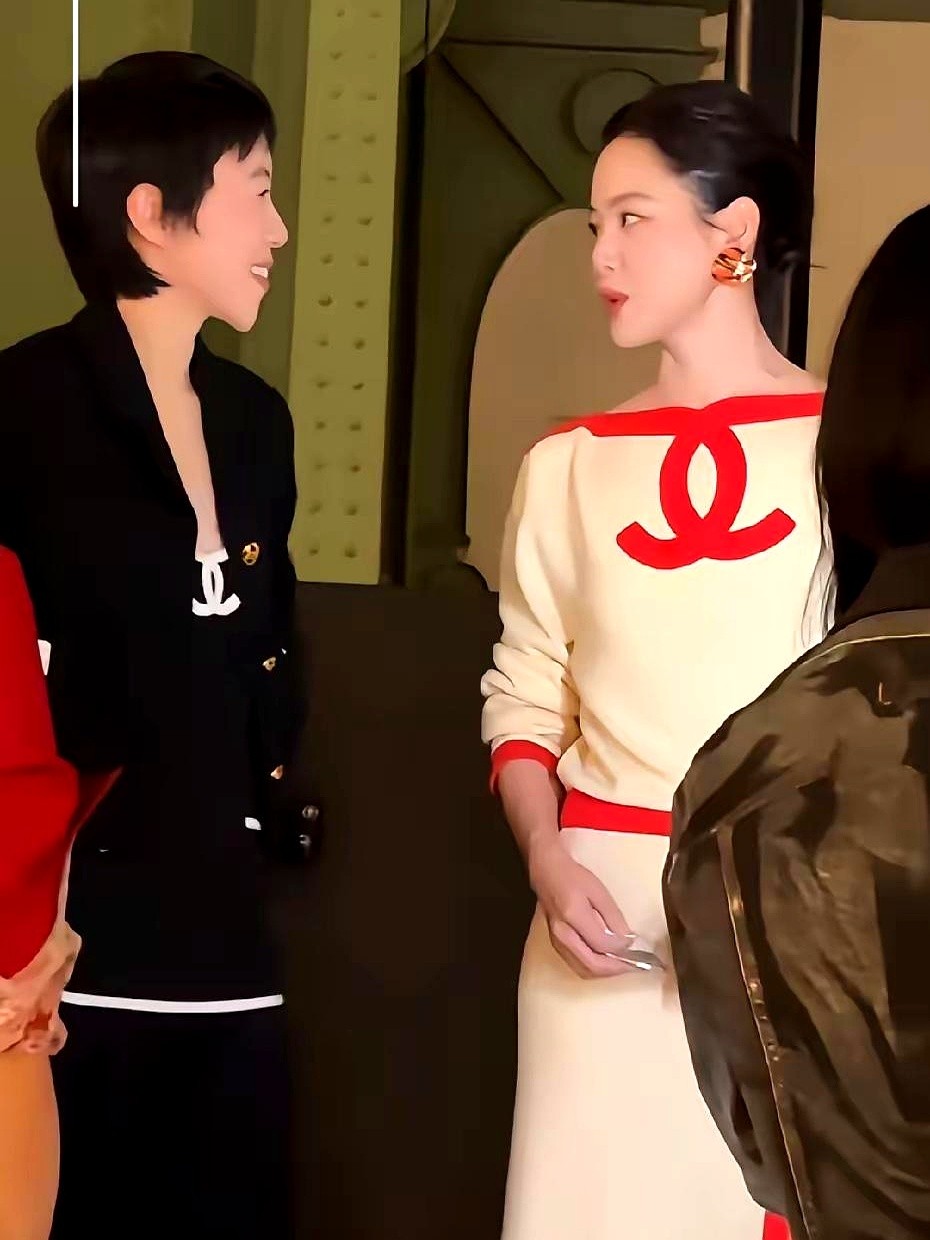 巴黎香奈儿大秀，辛芷蕾和窦靖童同框了。满屏完全没有女明星比美的刻意感。这两人的风格压根不撞，镜头前各