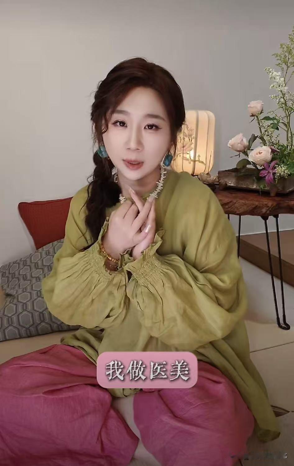 傅首尔真是把"不装"俩字焊在脸上了。昨天她发了条视频，直接把全网吹了两年的
