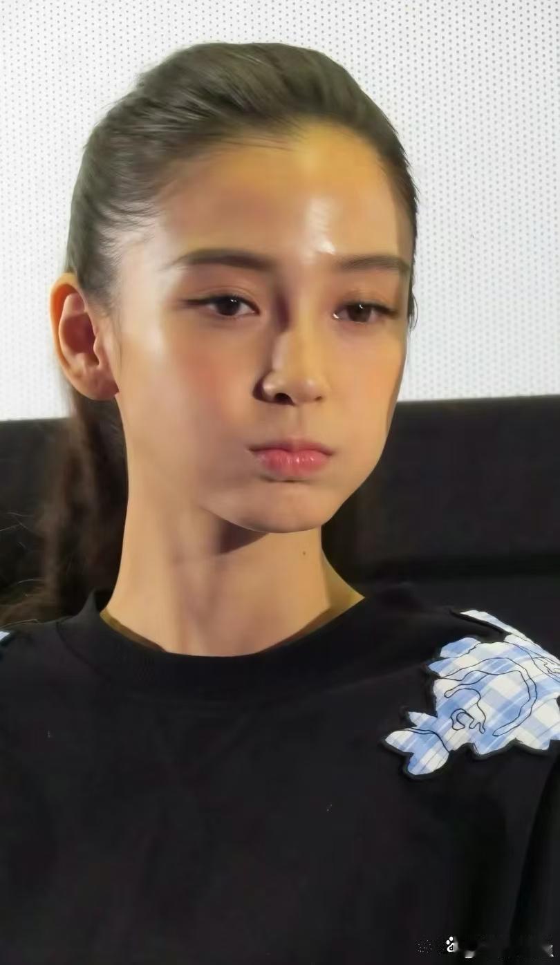 杨颖的头型是真的优越！线条流畅饱满，不管是扎发还是披发都能轻松驾驭，这“完美脑袋