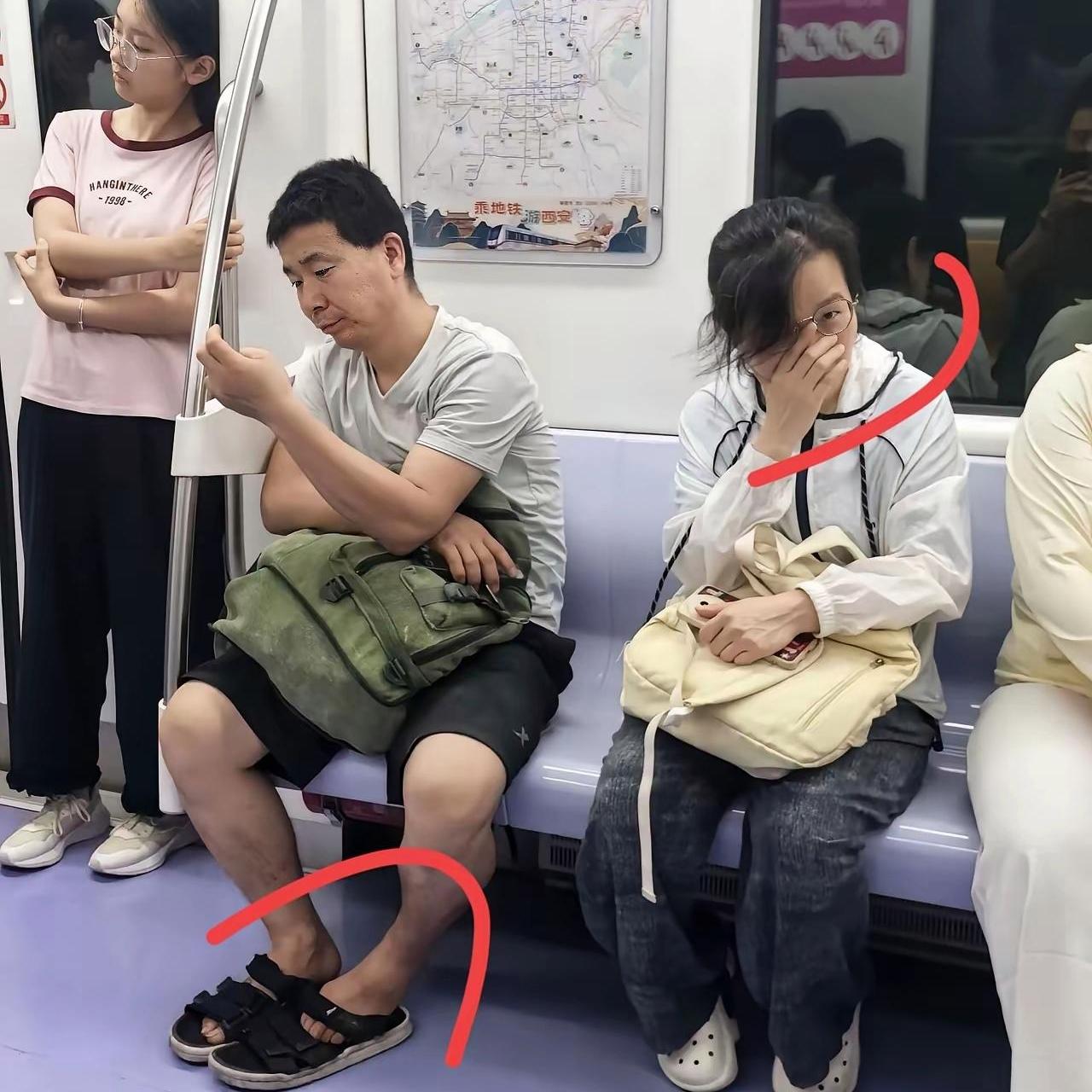 地铁这一幕看懵众人，实在太尴尬地铁上撞见让人无语的一幕，我当场都看呆了。