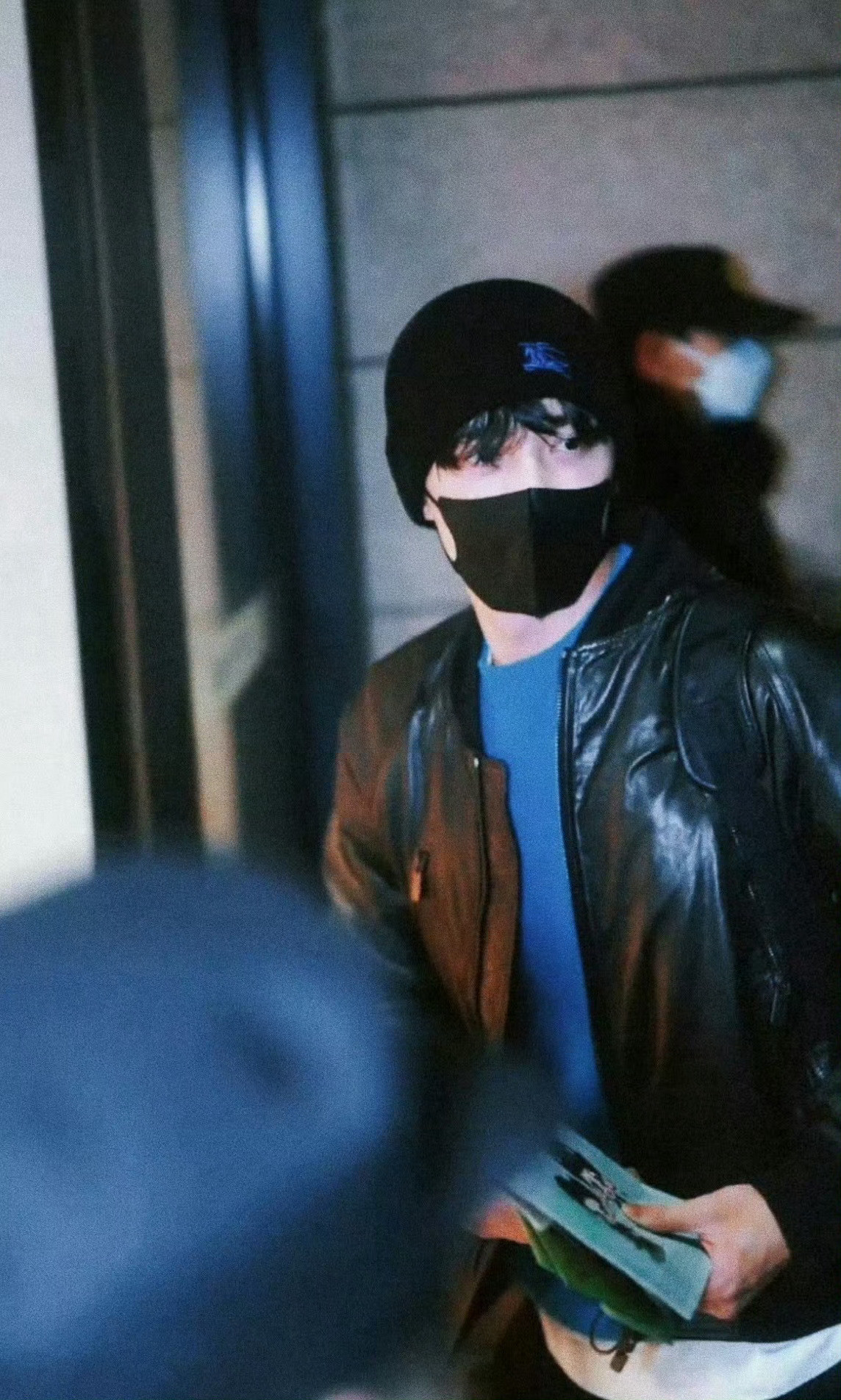 吴磊机场冷帽造型帅成啥样了冷帽吴磊现身机场直接帅出新高度！走路带风的酷guy模