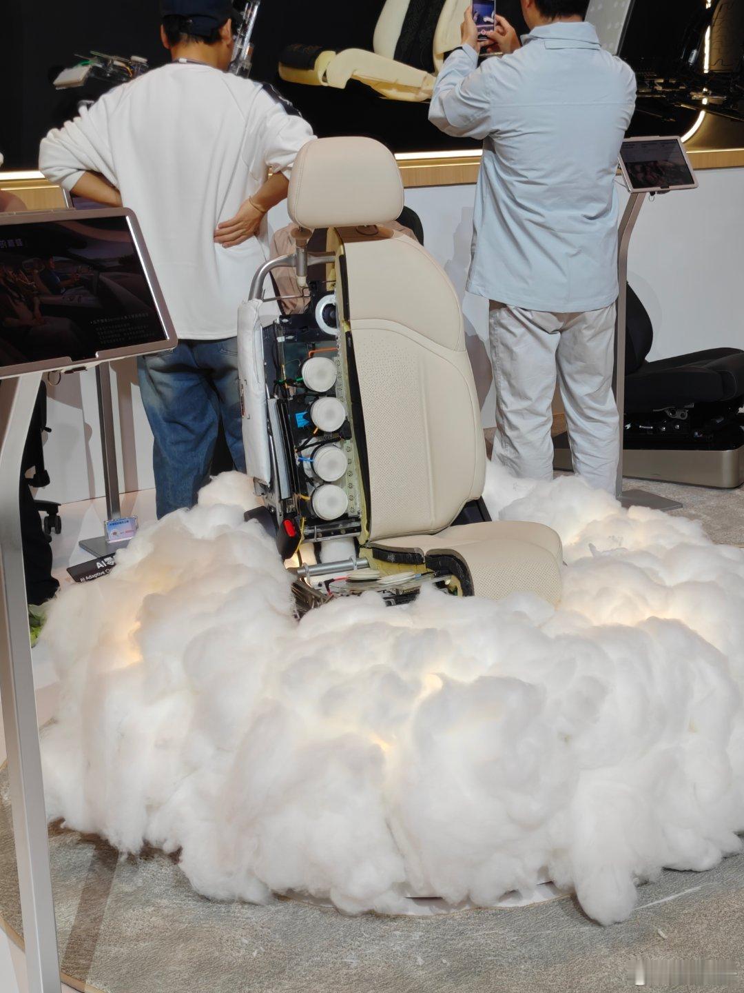 东风日产N6这个发布会现场座椅确实很舒服现场500张双人沙发前后左右空间都很大，