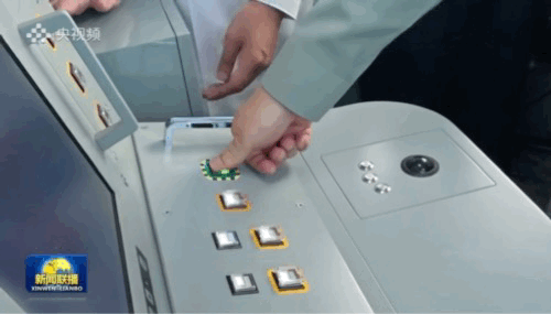 同志们谁懂啊！这个镜头反复看了很多遍！就感觉弹射器的钩子停止的那一刹那像是瞬移