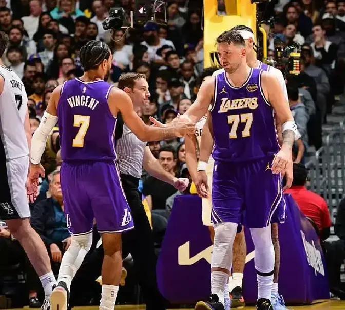 湖人第二节末本来追到8分，詹姆斯一攻一防刚把气势拉起来，结果东契奇一个失误给浪没