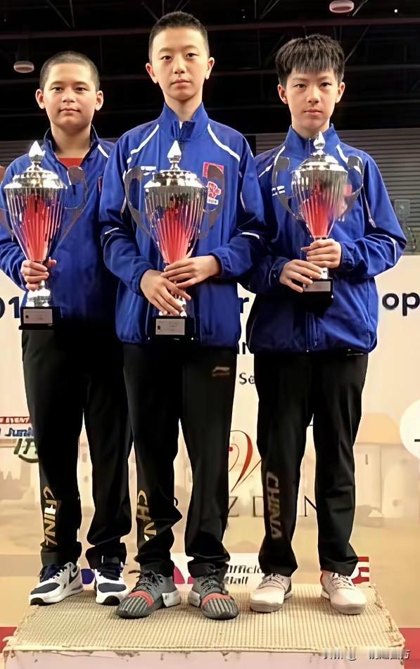 从小一起打到大的这三位乒乓小将林诗栋、陈垣宇和黄友政，现在已经冲到前排，成为国乒