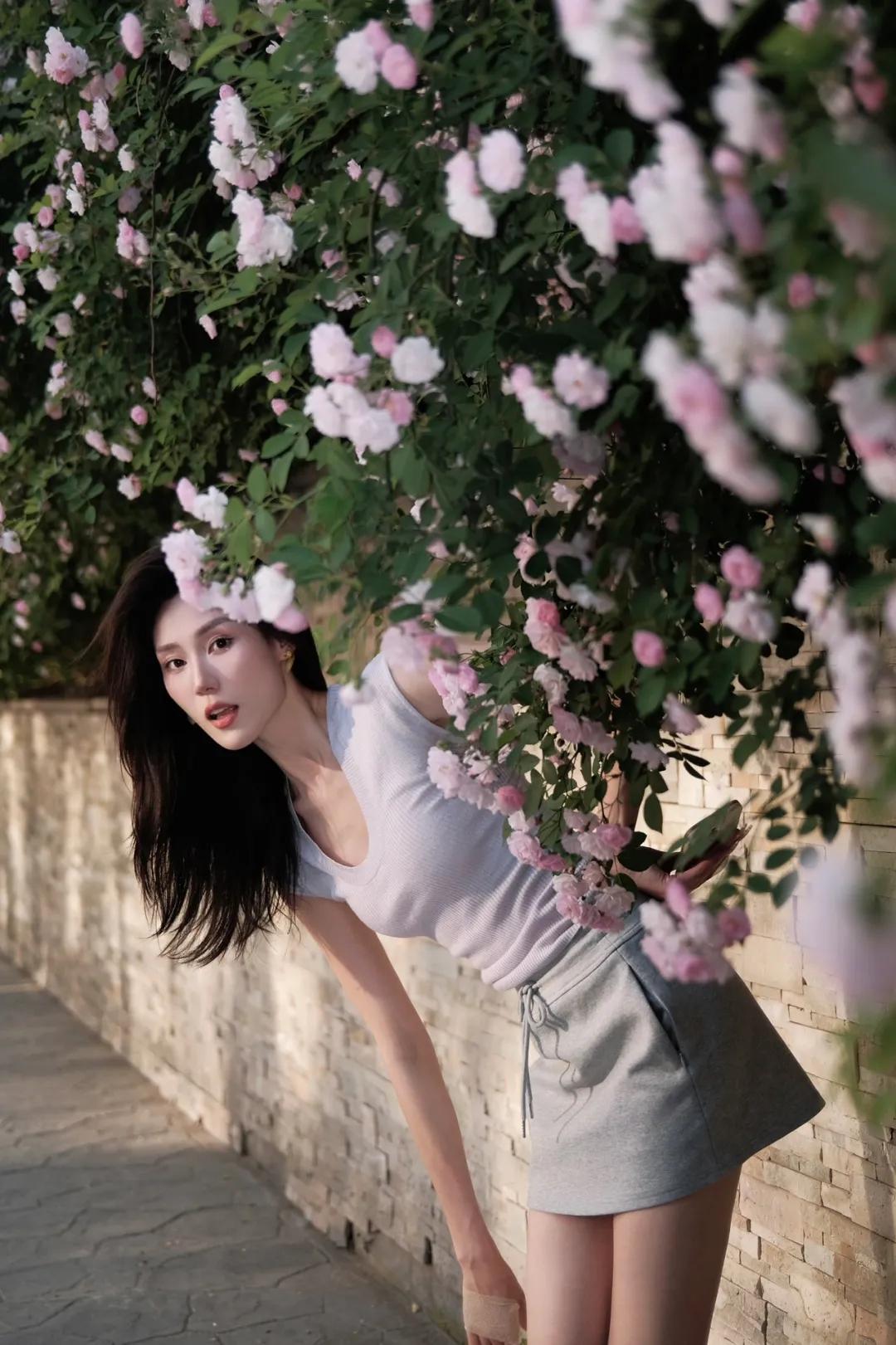 在花海中漫步，感受自然的美好与宁静。🌸🌿💐