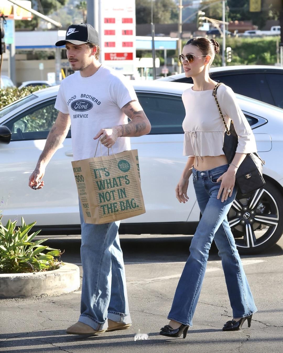 贝克汉姆大儿子布鲁克林与妻子妮可拉·佩尔茨新街拍，两人在洛杉矶外出购物📷