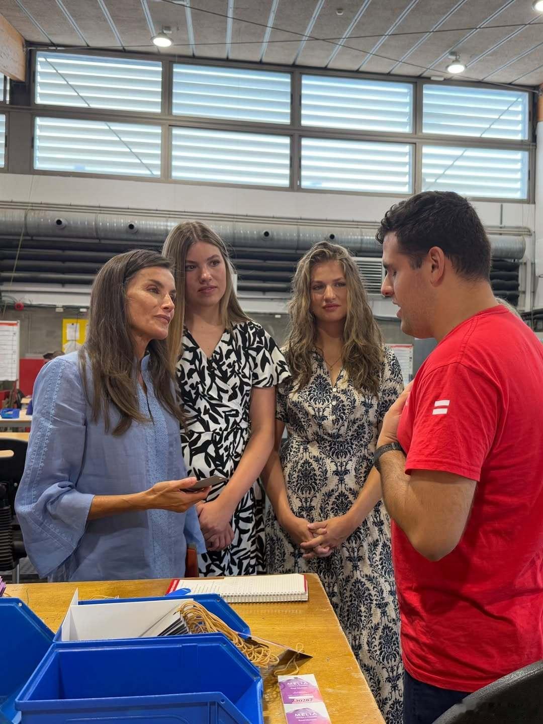 西班牙王室🇪🇸莱蒂齐亚王后和莱昂诺尔公主、索菲亚公主私下参观埃斯门特公益之