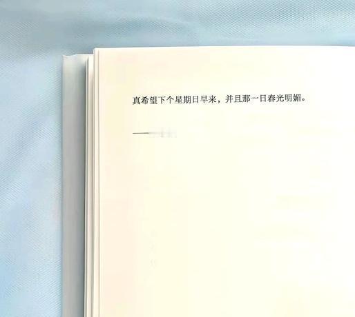1997年，45岁王小波发出几声惨叫声后在家中猝死，被发现时他满嘴白灰，墙上留下