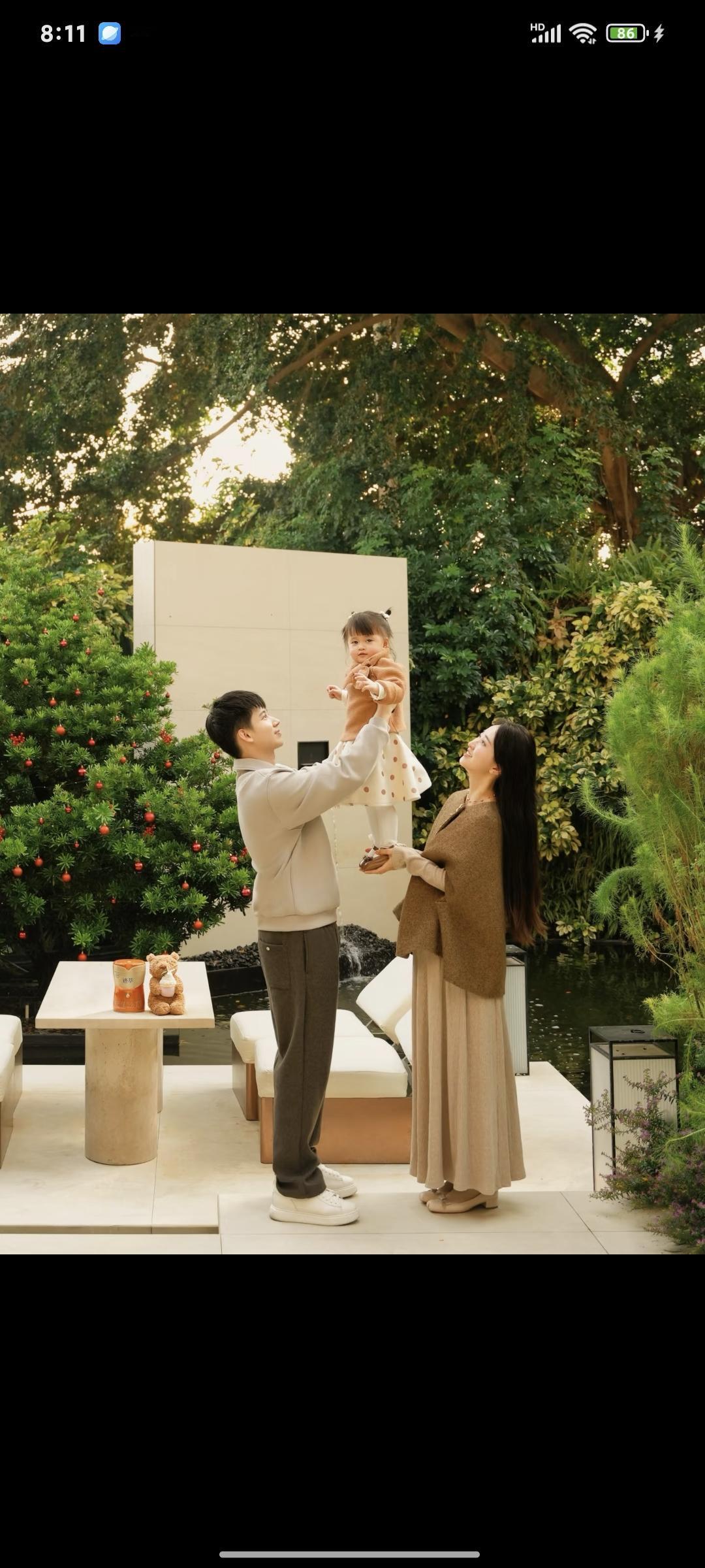 幸福其实很简单，就是有人信你有人爱你，还有那个懂你的人在这个步履匆匆的世界上，