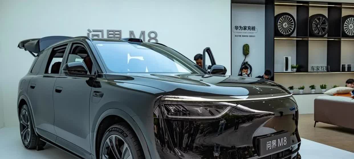 上海国际车展被大佬围观的车--问界M8‌！赛力斯集团董事长，张兴海，亲自极限