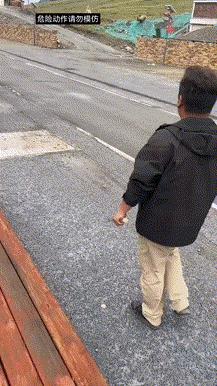 这些人对棕熊的奔跑速度没有基本的认知，敢带着孩子这么近距离看。那个女的更搞笑，担