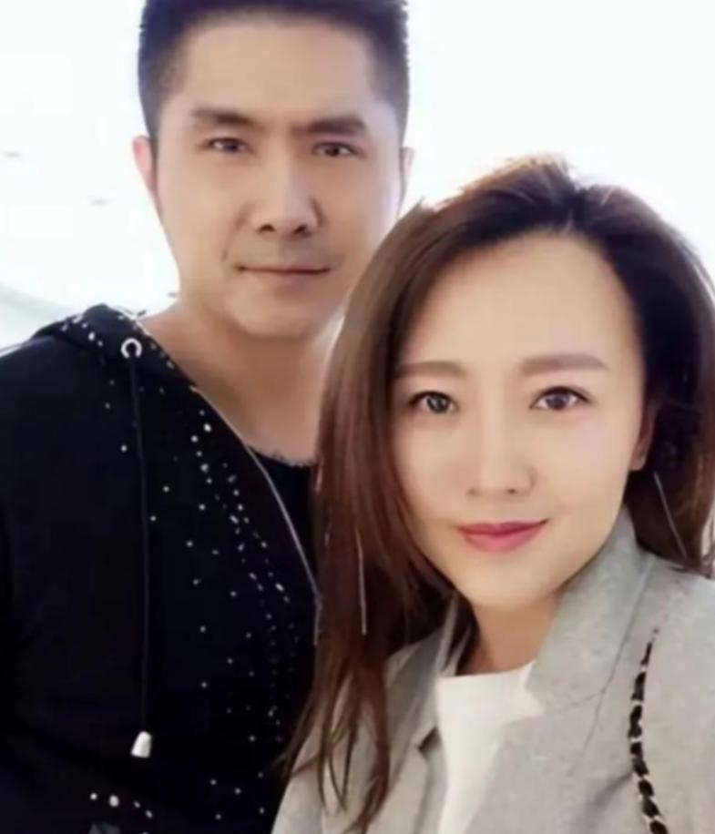 2012年，身价10亿的总裁石磊，送了一辆3000万的法拉利来追求潘长江之女潘阳
