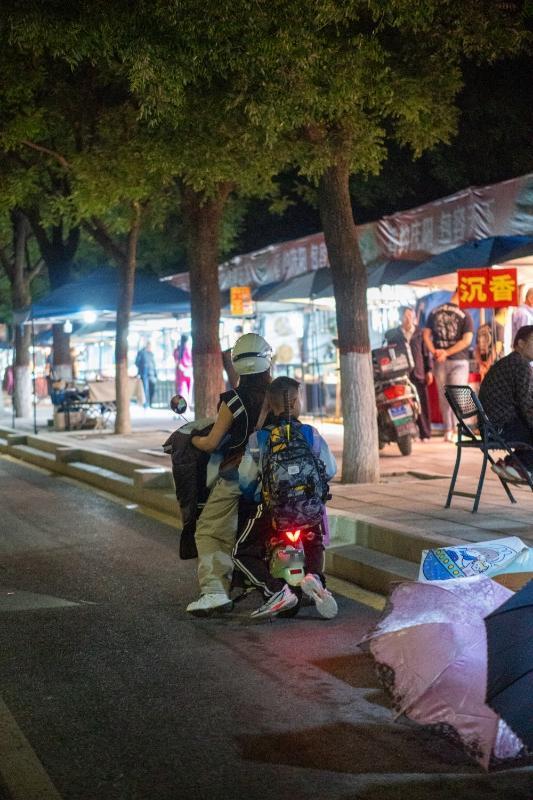 和物业办好了手续，跟装修公司签了合同。今天工人进场，开始干活，没想到电钻刚一响，