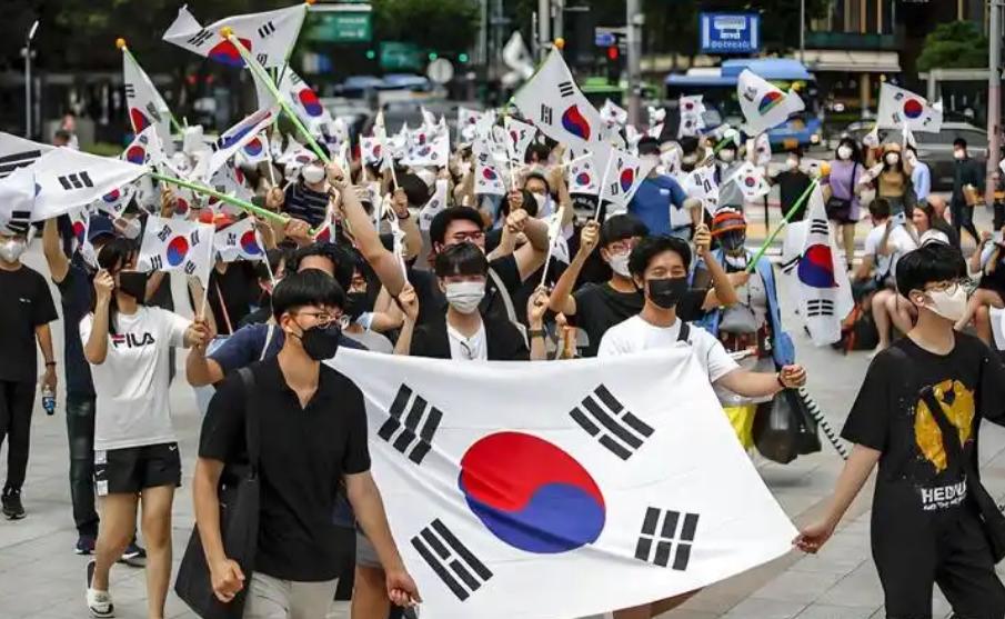 韩国首尔爆发激烈冲突！一名法国女子当众叫嚣“全世界都讨厌中国人”，旁边一名中国女
