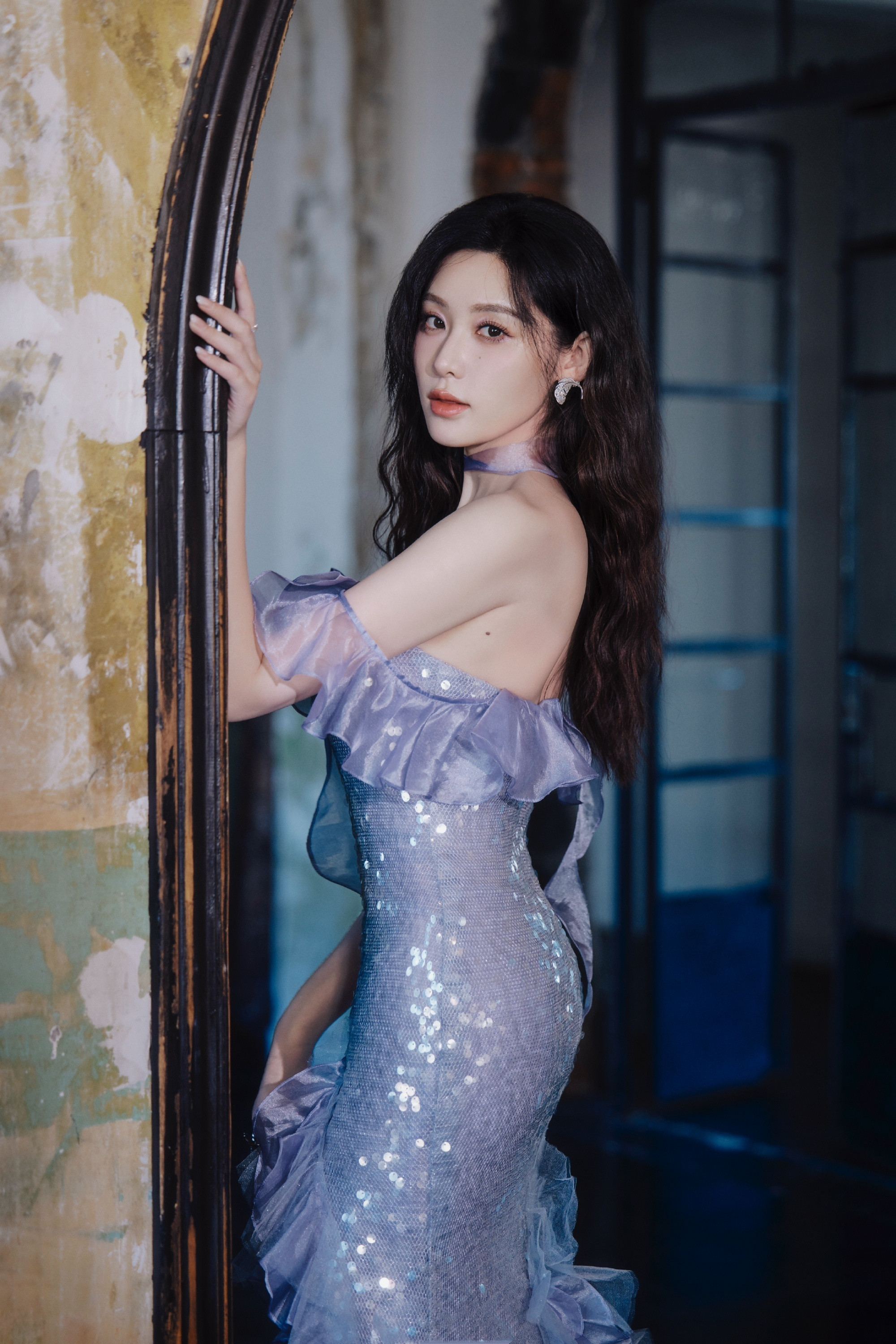 荣梓希国剧盛典妆造：一袭紫色抹胸长裙大长腿，身材好绝。荣梓希