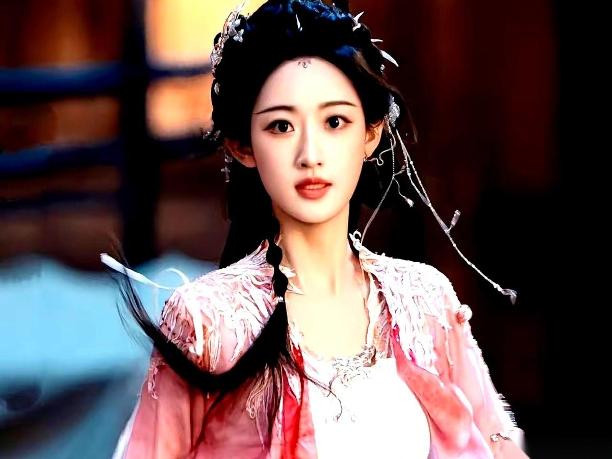 刚看到这个，心一下就揪紧了。那个叫慕雪薇的姑娘，从小就是个“毒人”，谁都不能碰