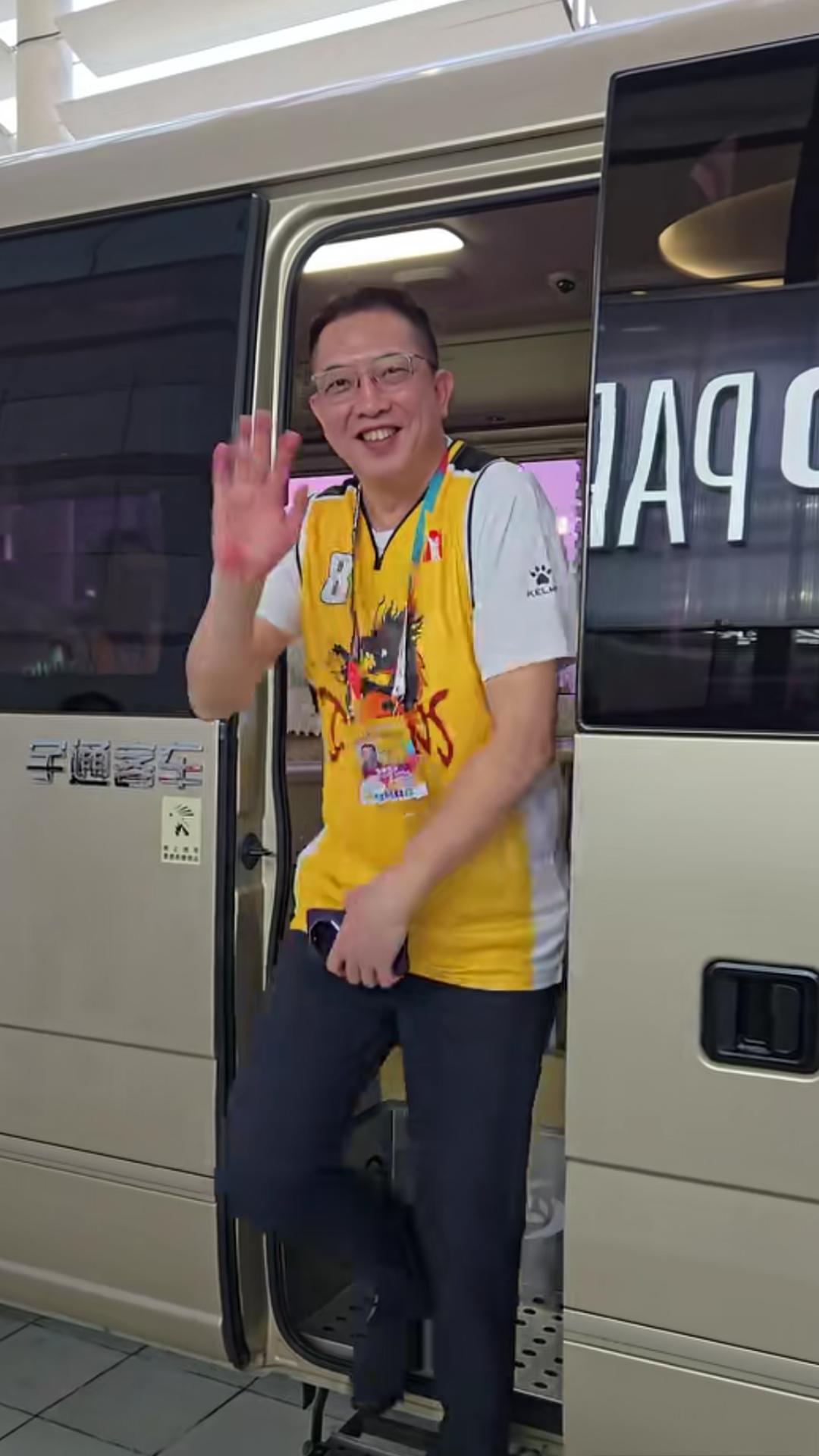 【江苏男篮黄金一代相聚苏BA】据央视网消息，9月4日江苏男篮黄金一代胡卫东，胡